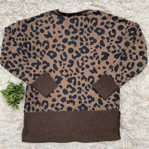 Hem & Thread V-Neck Hacci Leopard Top 💗 Brown & Gray - Picture 4 of 14